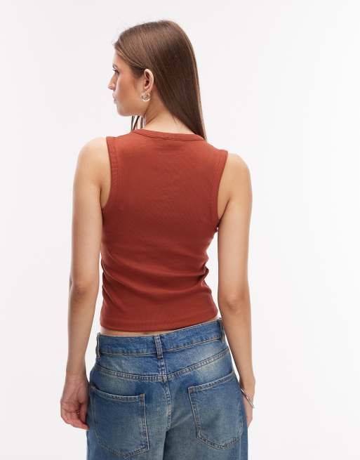 Camiseta color óxido sin mangas con cuello de pico de canalé de ASOS DESIGN, 4 de 4