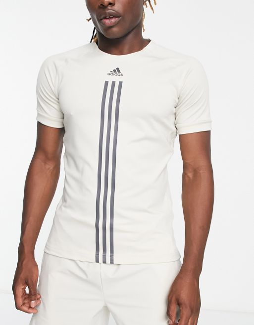 Camiseta color piedra con diseño de 3 rayas Alpha Strength de adidas Training