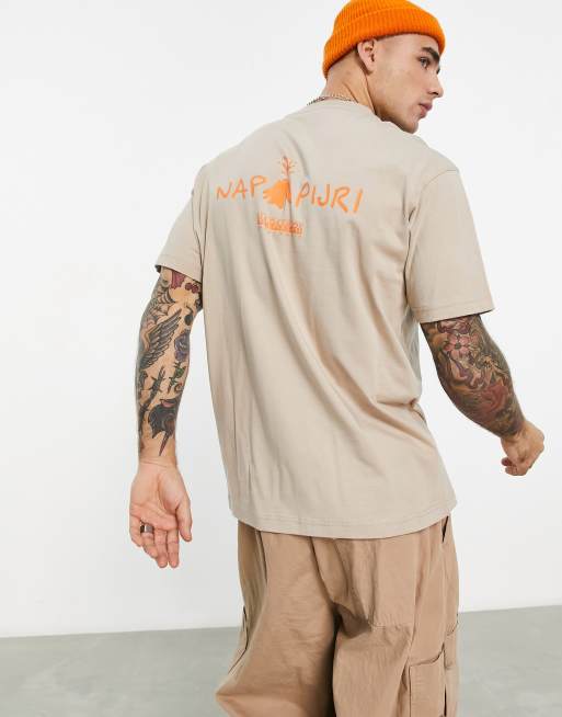 Camiseta color piedra con estampado en la espalda Pajas de Napapijri