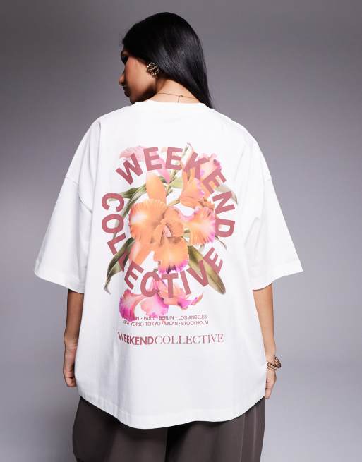 Camiseta color piedra con estampado gráfico floral de Weekend Collective
