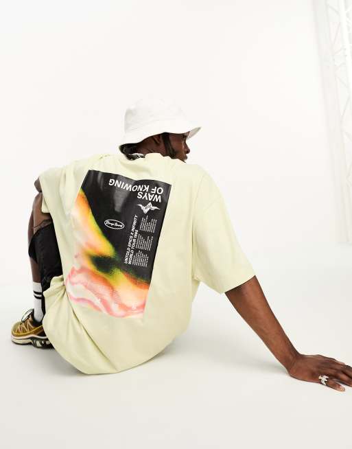 Camiseta color piedra con estampado gráfico 