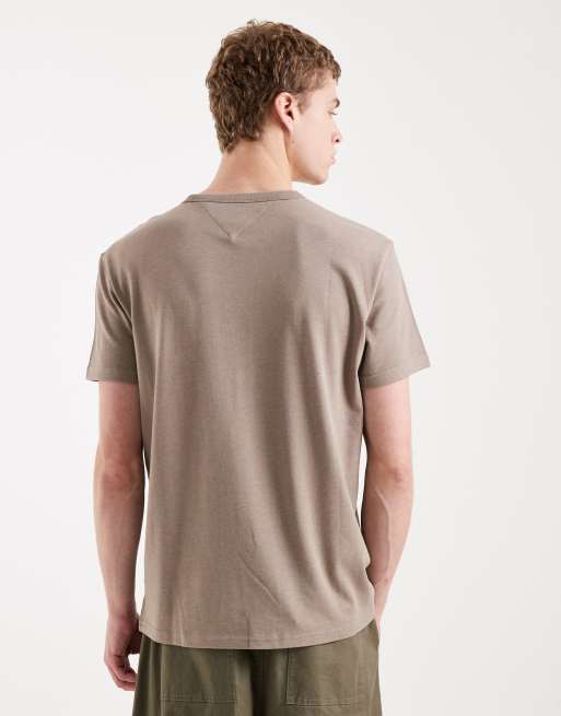 Camiseta color piedra con parche del logo de Tommy Jeans, 2 de 5