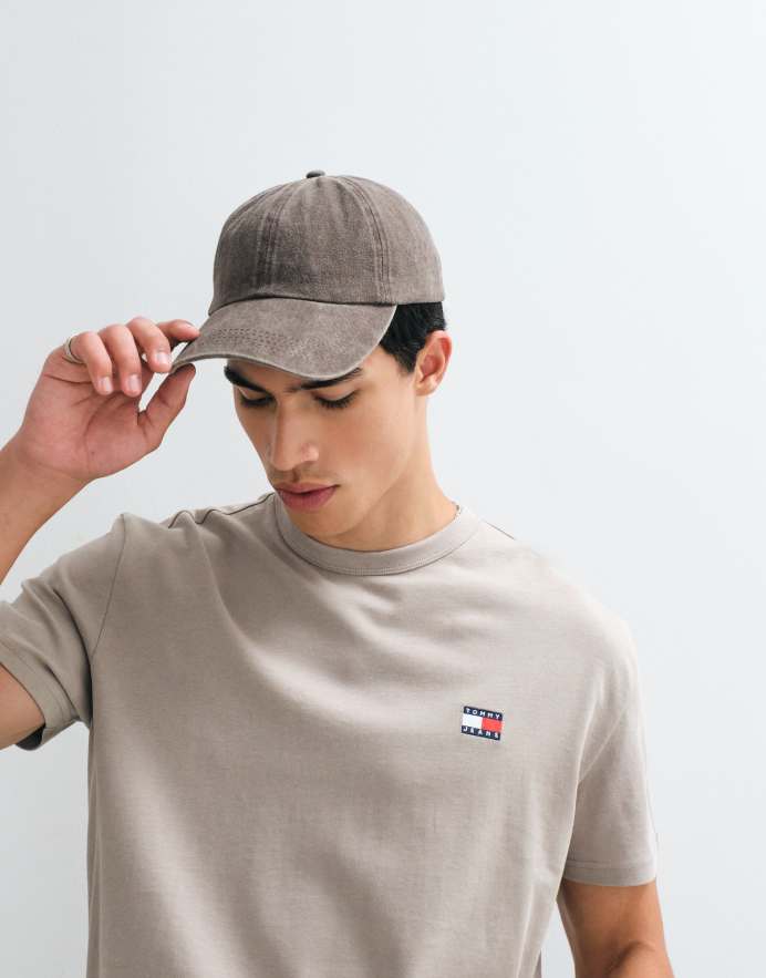 Tommy Jeans Camiseta color piedra con parche del logo de