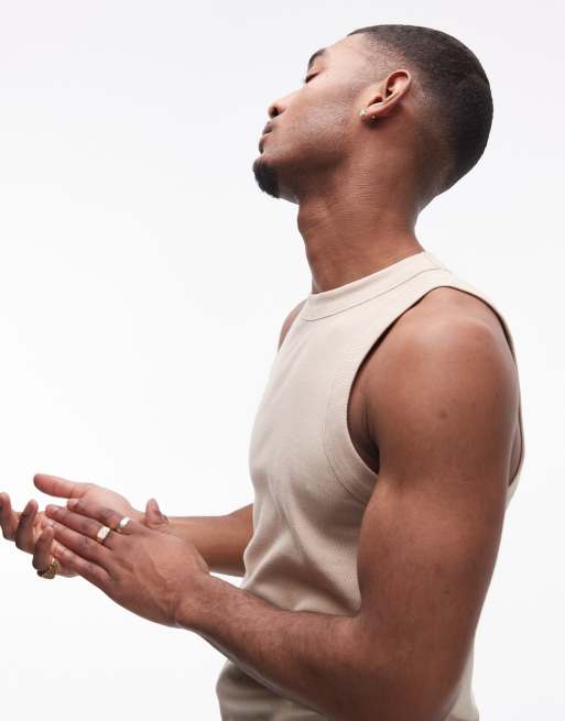 Camiseta color piedra entallada sin mangas con cuello subido de canalé de Topman