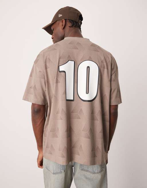 Camiseta color piedra extragrande con cuello de pico y estampado gráfico deportivo de ASOS DESIGN