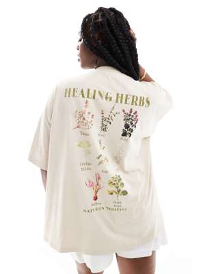 Camiseta color piedra extragrande con estampado de hierbas medicinales en la espalda de ASOS DESIGN Curve