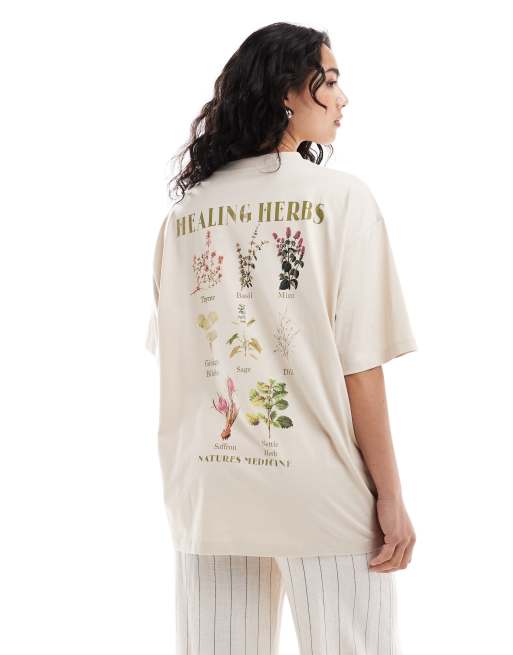 Camiseta color piedra extragrande con estampado de hierbas medicinales en la espalda de ASOS DESIGN