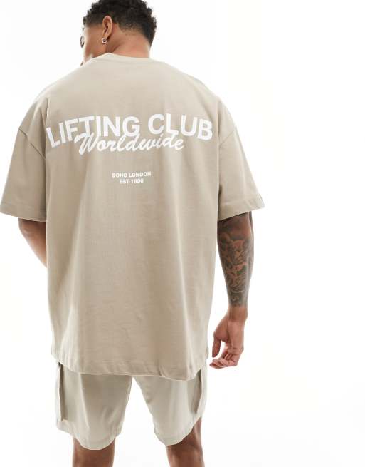 Camiseta color piedra extragrande con estampado gráfico en la espalda de secado rápido de ASOS 4505