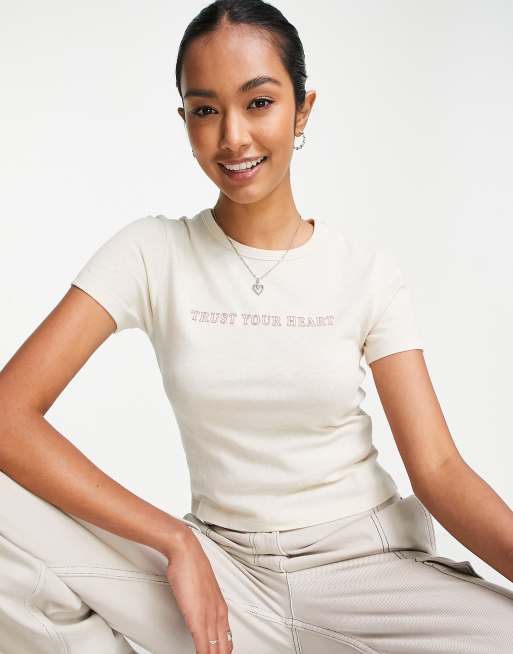 Camiseta color piedra muy entallada con estampado de texto 