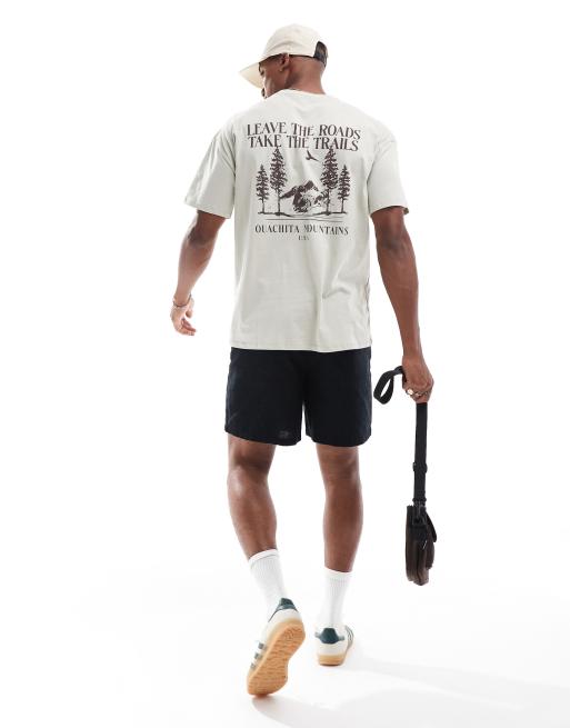 Camiseta color piedra Trails de New Look