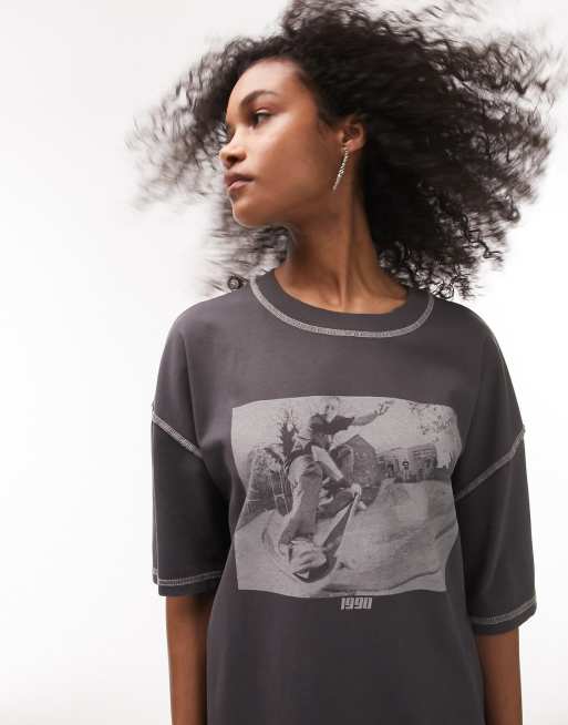 Camiseta color pizarra extragrande con estampado gráfico de monopatín con licencia del Museum of Youth Culture de Topshop