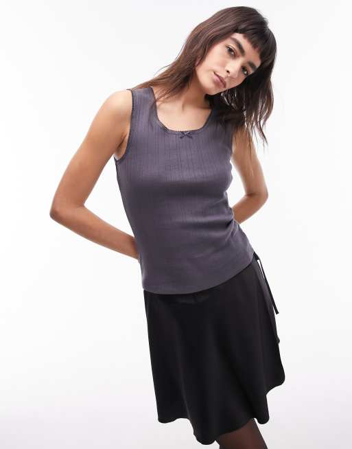 Camiseta color pizarra sin mangas con cuello ancho y ribete de encaje de punto pointelle de Topshop