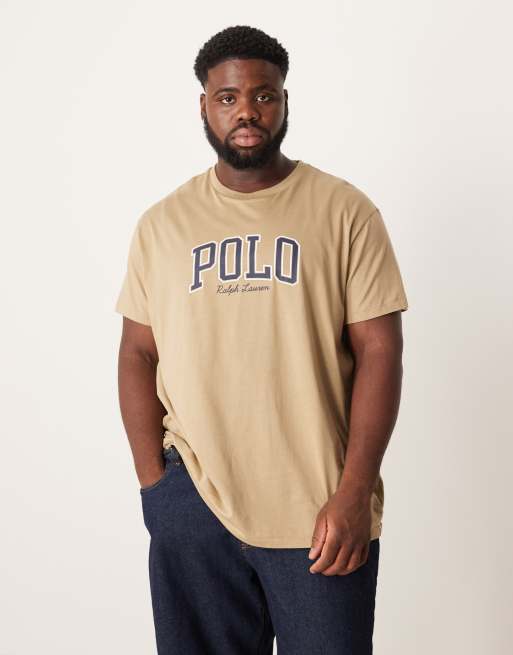 Camiseta color tostado de corte clásico con logo de texto de estilo universitario de Polo Ralph Lauren Big & Tall