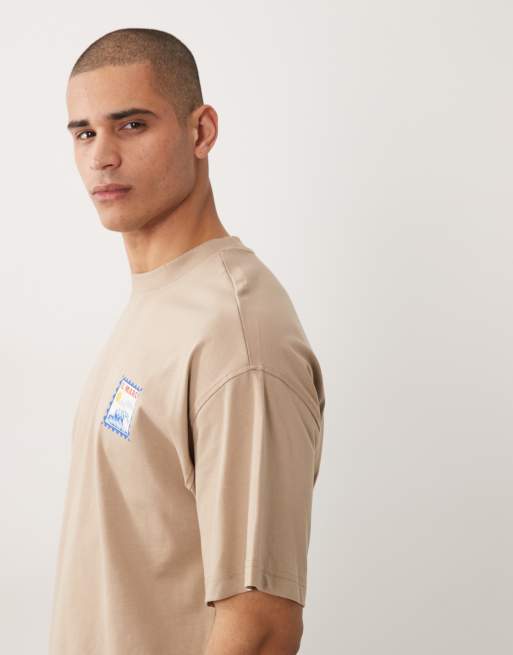 Camiseta color tostado extragrande con estampado de sello pequeño de Selected, 3 de 5