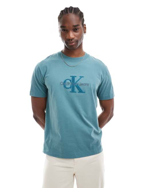 Camiseta color turquesa con logo de monograma de chenilla de Calvin Klein Jeans