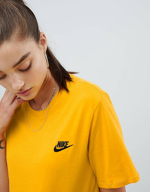 Encantada de conocerte por no mencionar Frenesí Camiseta con cuello redondo y logo en amarillo de Nike | ASOS