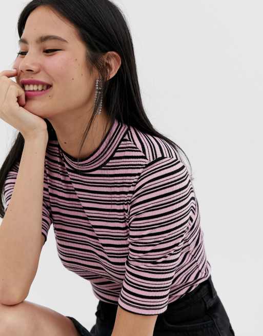Camiseta con cuello subido y diseño a rayas en rosa de Monki, 3 de 4