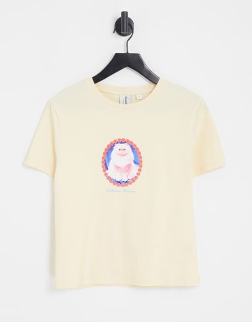 Camiseta con diseño encogido, estampado de souvenir y detalle de pedrería de COLLUSION
