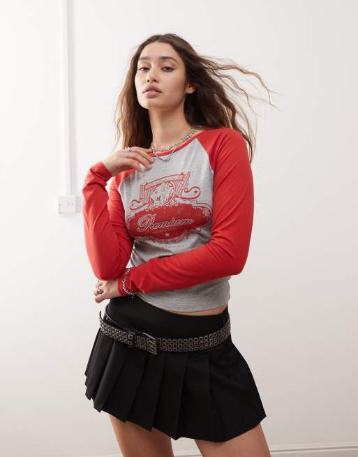 Camiseta con diseño encogido, mangas rojas en contraste y estampado universitario de tigre de Daisy Street