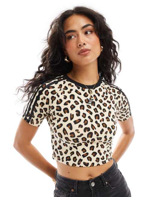 Camiseta con diseño encogido y estampado de leopardo de adidas