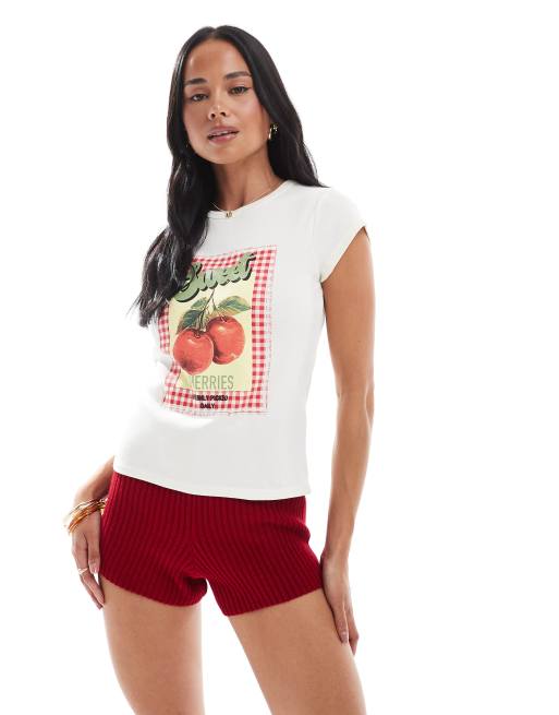 Camiseta con diseño encogido y estampado gráfico a cuadros vichy rojos con cerezas de Miss Selfridge