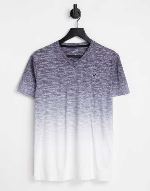 Camiseta con diseño sombreado y cuello de pico de Hollister