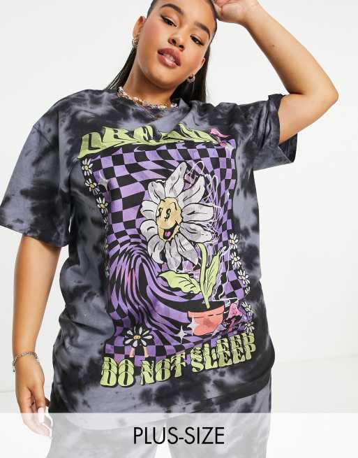 Camiseta con efecto tie dye, logo y estampado de flor de Reclaimed Vintage Inspired Plus (parte de un conjunto)