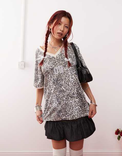 Camiseta con estampado de leopardo lavado y cuello de pico de estilo deportivo de punto liso de Lioness - view 1