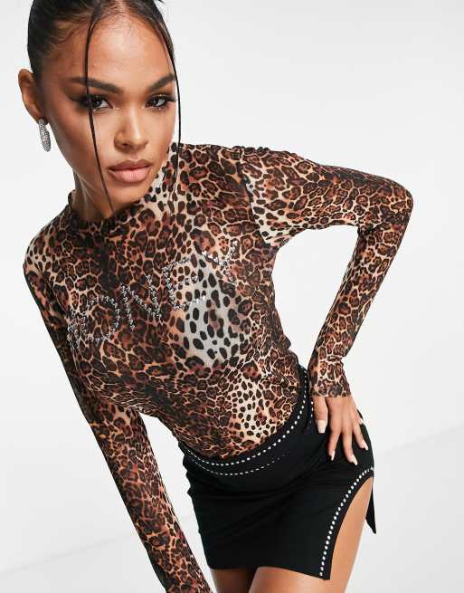 Camiseta con estampado de leopardo y detalle de pedrería 