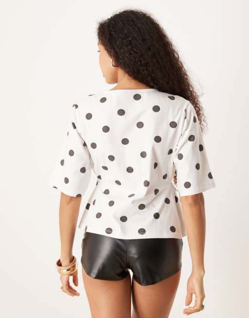 Camiseta con estampado de lunares y detalle de lazada de ASOS DESIGN, 4 de 4