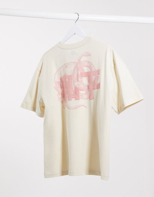Camiseta con estampado en la parte posterior en color piedra de River Island 