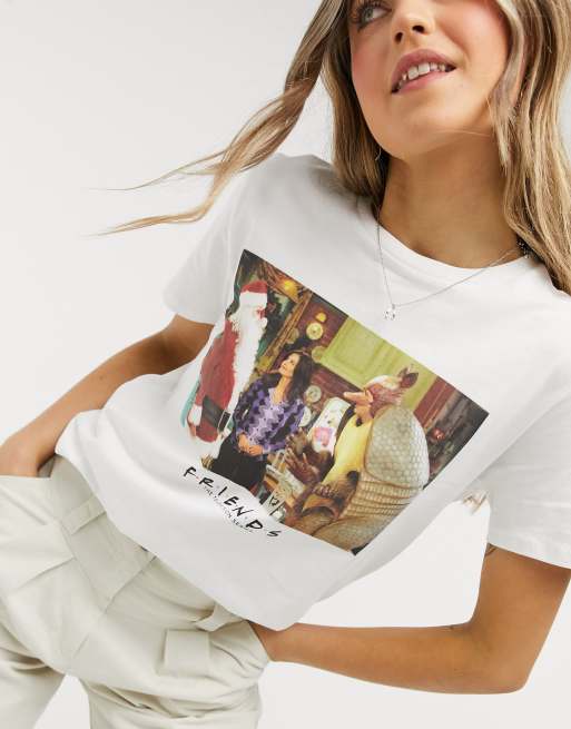 Camiseta con estampado navideño de Friends DESIGN | ASOS