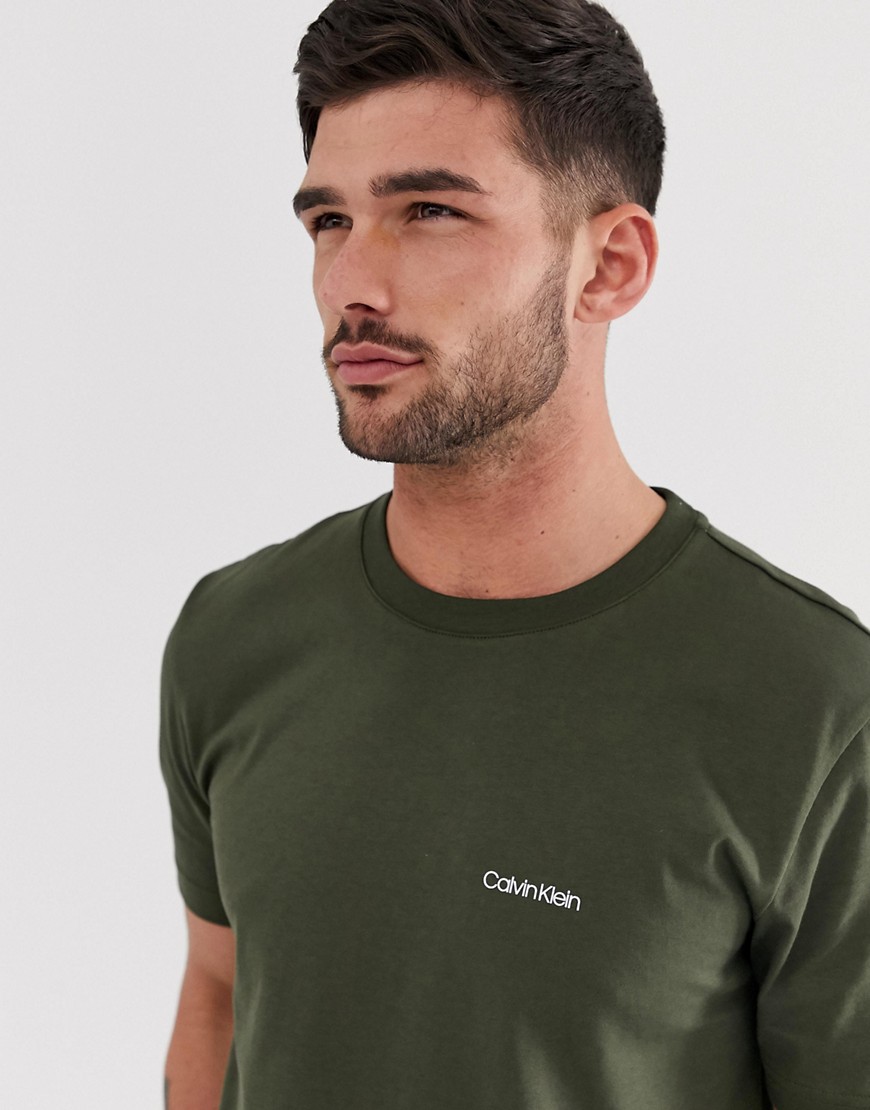 camiseta con logo pequeño en verde oscuro de calvin klein