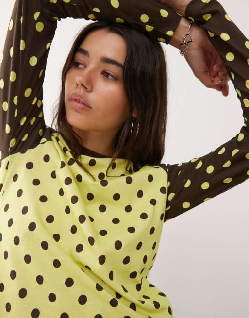 Camiseta con mangas raglán, diseño encogido y estampado de lunares en contraste de COLLUSION, 2 de 4