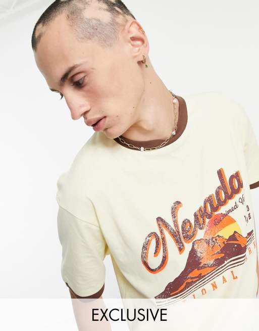 Camiseta con ribetes y estampado de montaña de estilo años 70 de algodón orgánico de Reclaimed Vintage Inspired