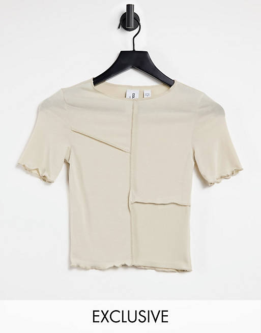 Camiseta corta ajustada en color avena con detalle de costuras de COLLUSION