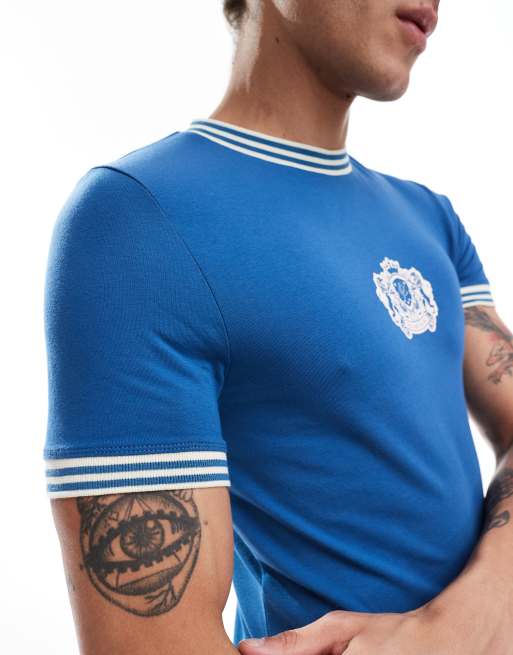 Camiseta corta azul ajustada con estampado en el pecho y ribetes de ASOS DESIGN, 3 de 4