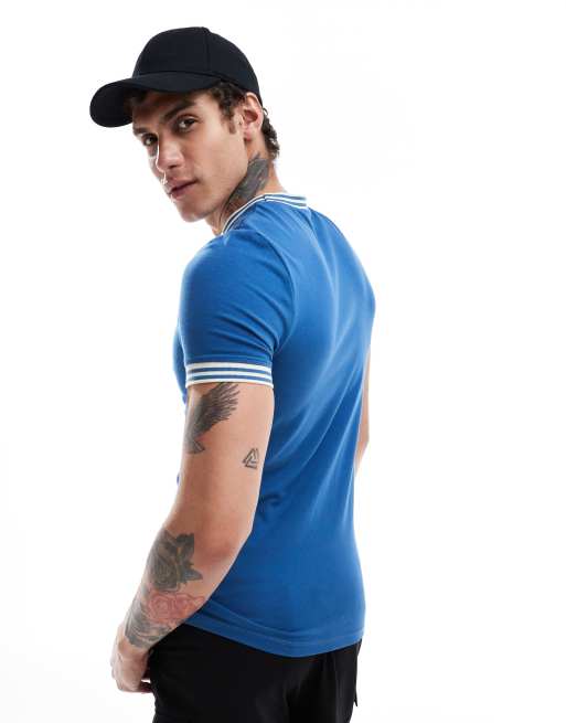 Camiseta corta azul ajustada con estampado en el pecho y ribetes de ASOS DESIGN, 4 de 4
