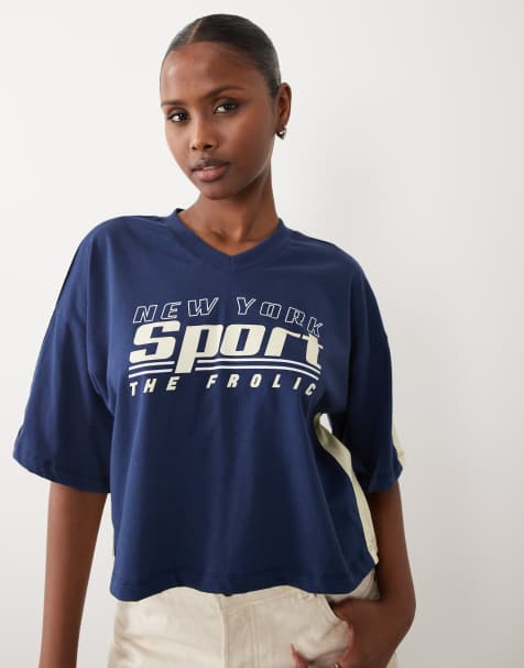 Camiseta corta azul marino de estilo fútbol con cuello de pico, estampado gráfico delantero y ribete amarillo en contraste exclusiva de The Frolic - view 1