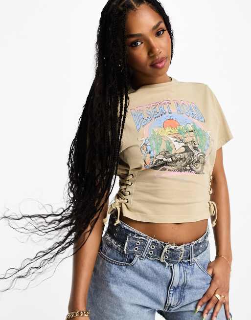 Camiseta corta beis con detalle lateral de cordones y estampado gráfico estilo wéstern en la parte delantera para festivales de Miss Selfridge 