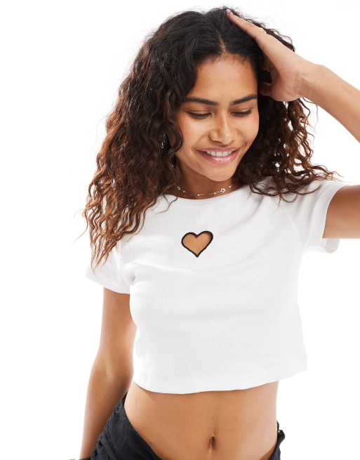 Camiseta corta blanca con diseño encogido y abertura en forma de corazón de Noisy May