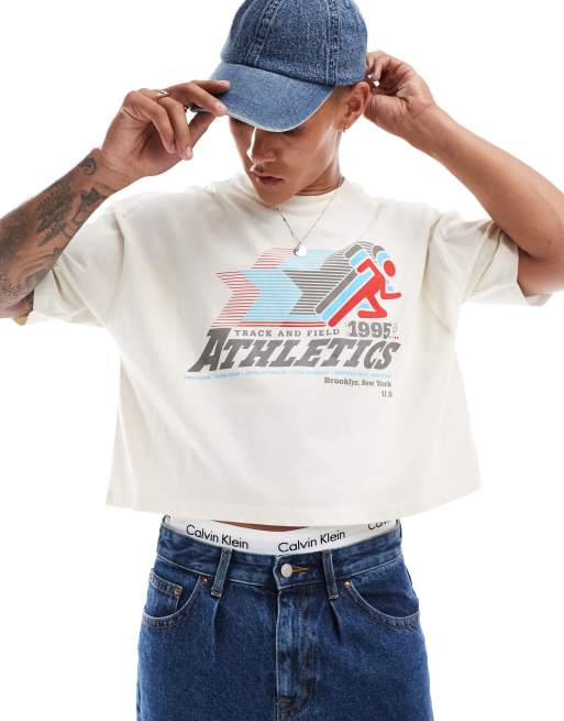 Camiseta corta blanca extragrande con estampado deportivo en el pecho de ASOS DESIGN