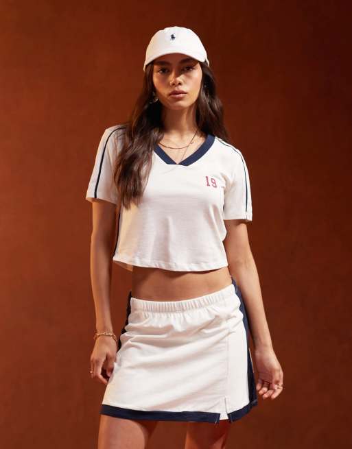 Camiseta corta blanca y azul marino con cuello de pico Sport Core de PIECES (parte de un conjunto)