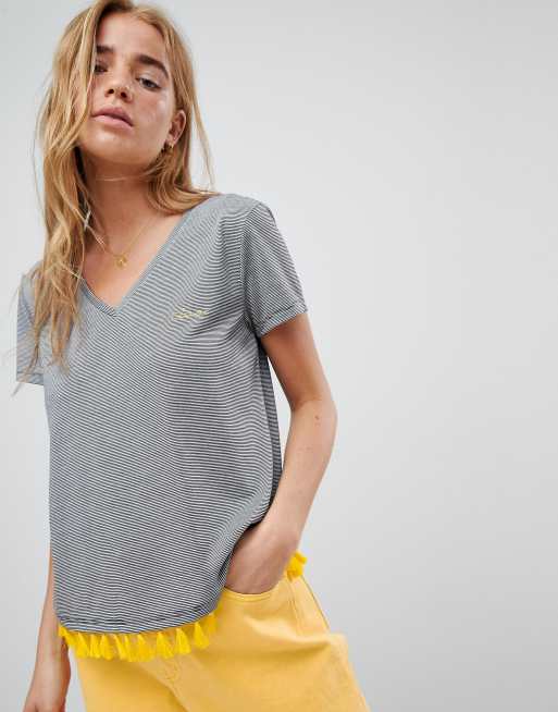 Camiseta corta con diseño a rayas y flecos en contraste de Nocozo