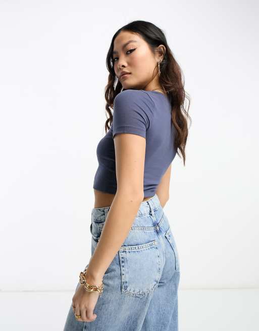 Camiseta corta entallada con lavado azul marino de ASOS DESIGN Petite, 2 de 4