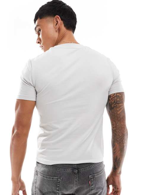 Camiseta corta gris ajustada con estampado en el pecho de ASOS DESIGN, 3 de 4