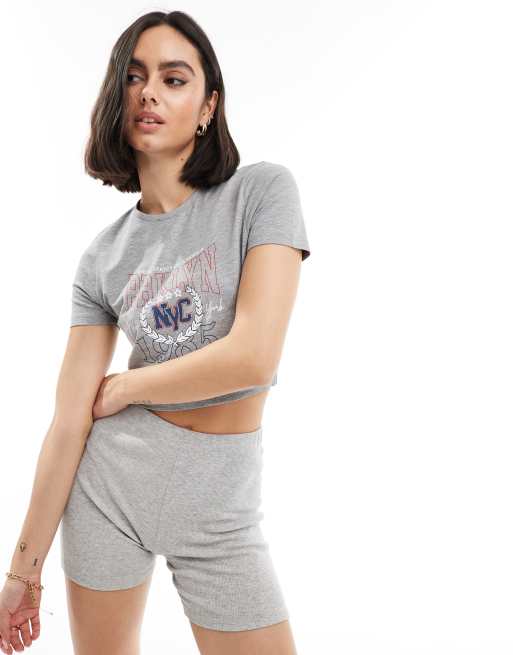 Camiseta corta gris jaspeado con diseño encogido y estampado 