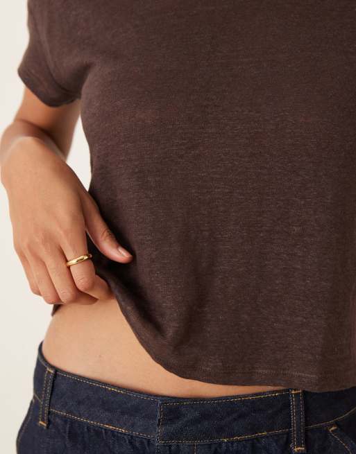 Camiseta corta marrón chocolate con cuello redondo de lino de