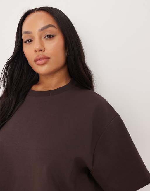 Camiseta corta marrón chocolate de corte cuadrado de punto interlock de ASOS DESIGN Curve (parte de un conjunto), 2 de 4