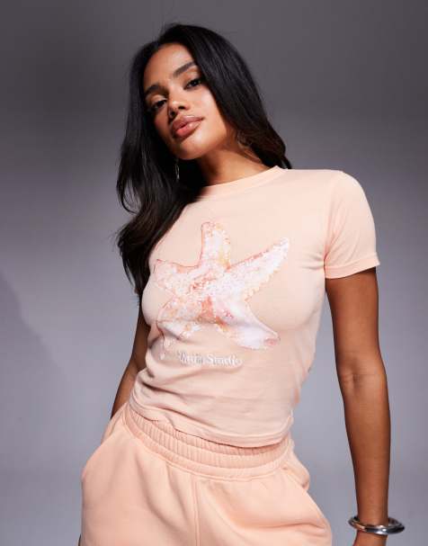 Camiseta corta naranja melocotón entallada con estampado gráfico de estrella de mar y logo bordado de tejido rico en algodón de Kaiia (parte de un conjunto) - view 1